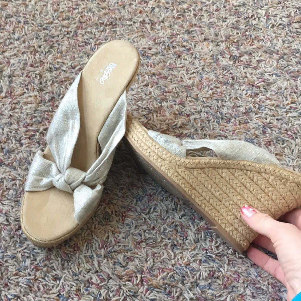 Never worn Mossimo cream and gold wedges 9.5
